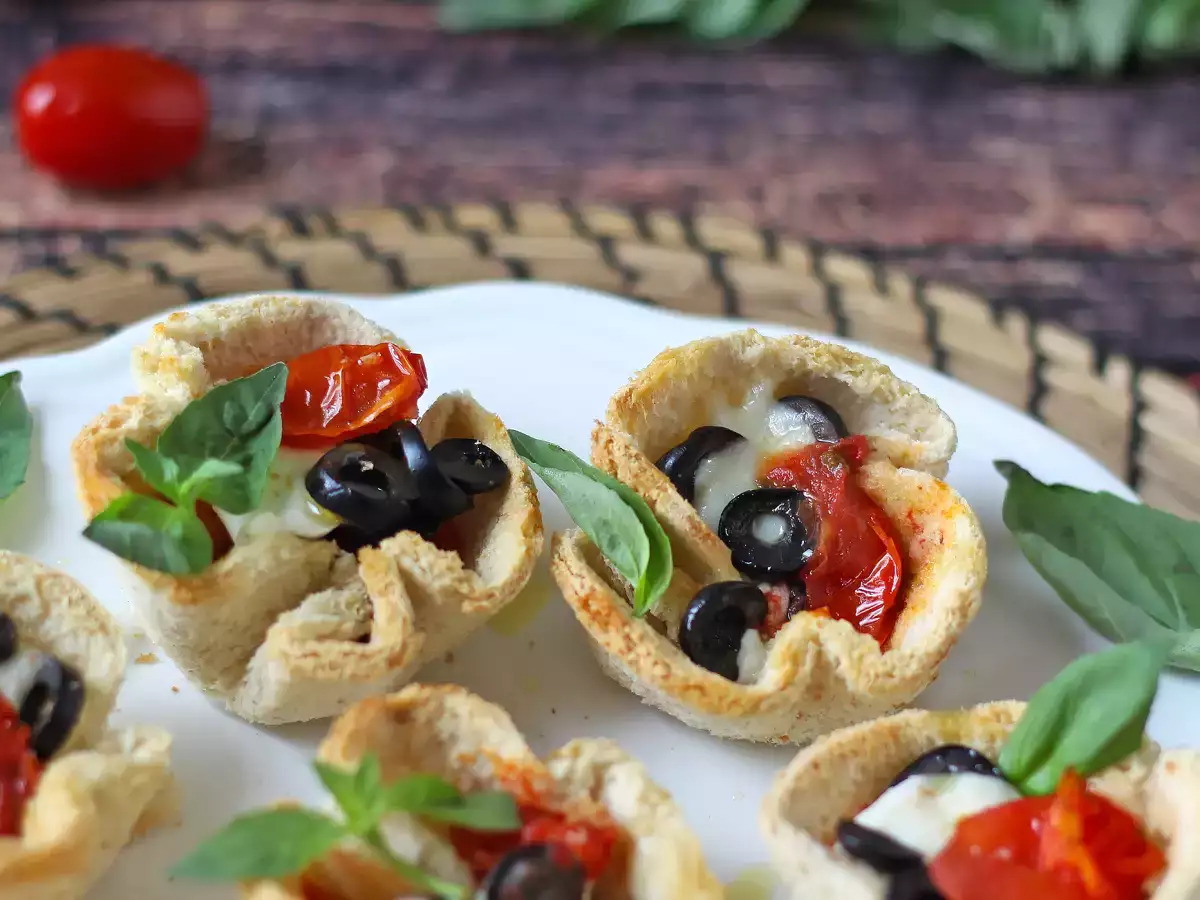 Receta Cestas de pan de molde rellenas de queso, tomate y aceitunas