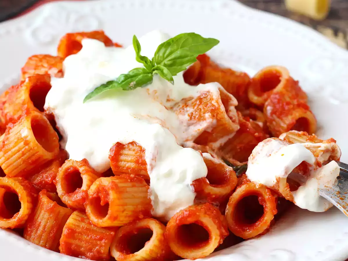 Receta Pasta cremosa con tomate y stracciatella: una receta fácil lista en poco más de 10 minutos