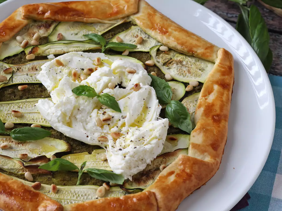 Receta Tarta salada de calabacín, pesto y burrata: una receta fácil y muy veraniega