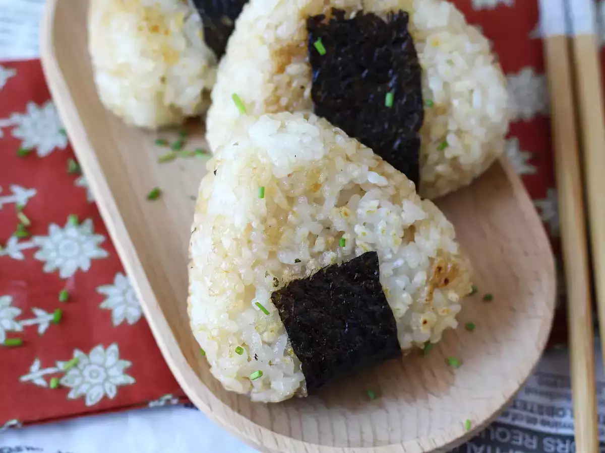 Receta Onigiri a la plancha rellenos de queso fundido: el bocado japonés que apetece repetir