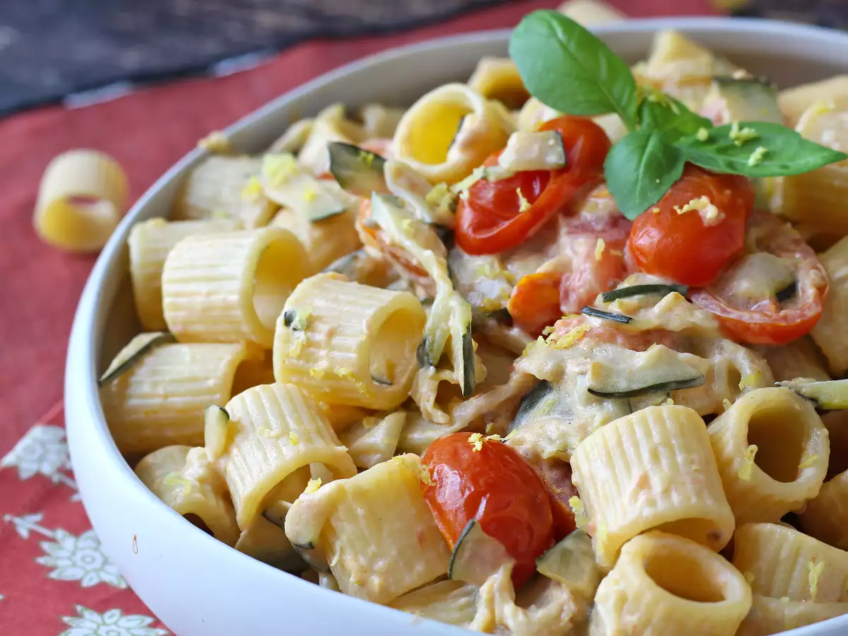 Receta Pasta cremosa con calabacín, tomates cherry, queso philadelphia y limón