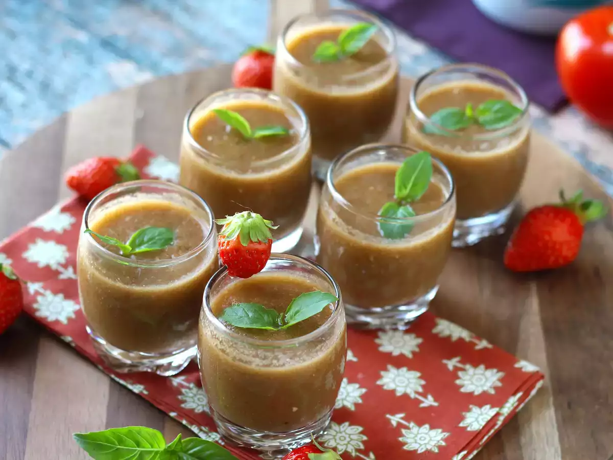 Receta Sopa fría de fresas y tomate: un entrante ligero y aromático
