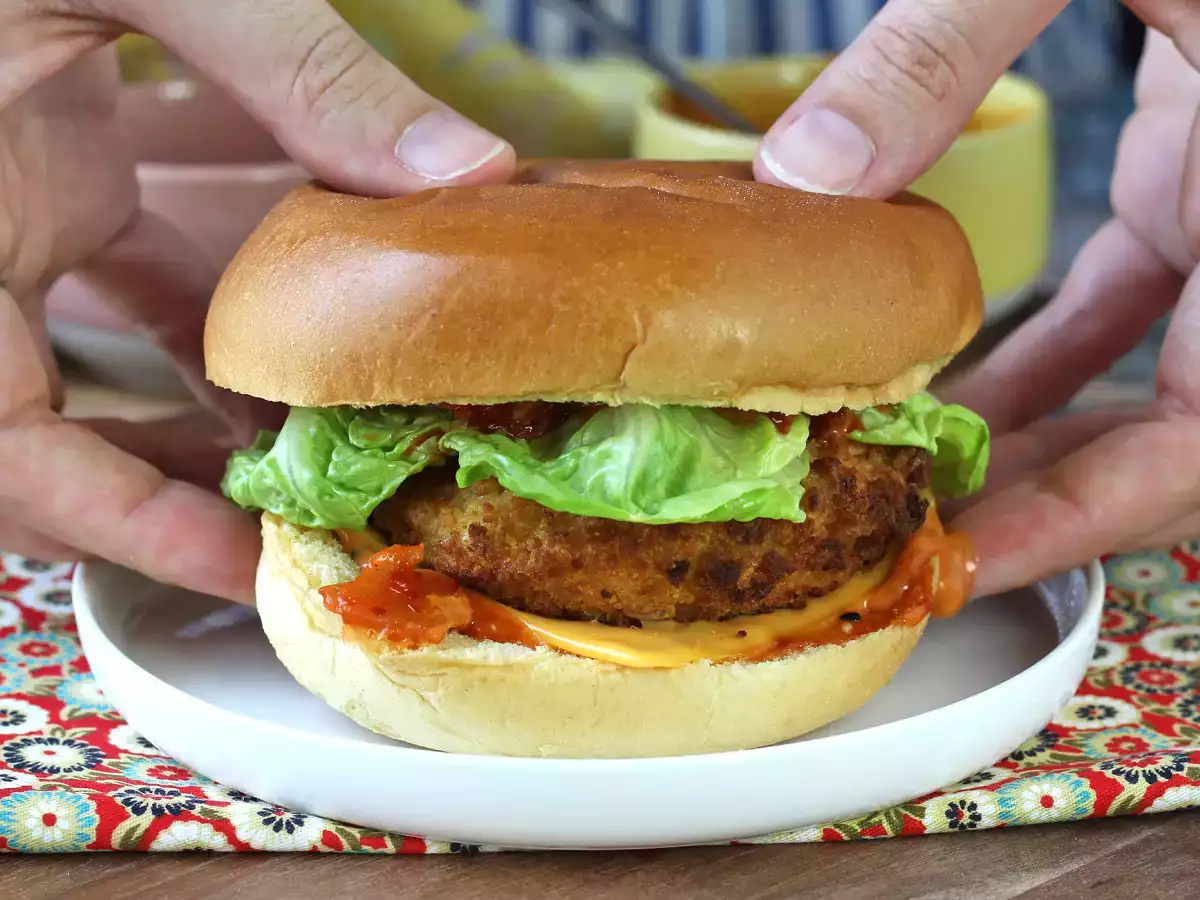 Receta Hamburguesa de pollo empanado al estilo coreano: crujiente, picante y ultra sabrosa
