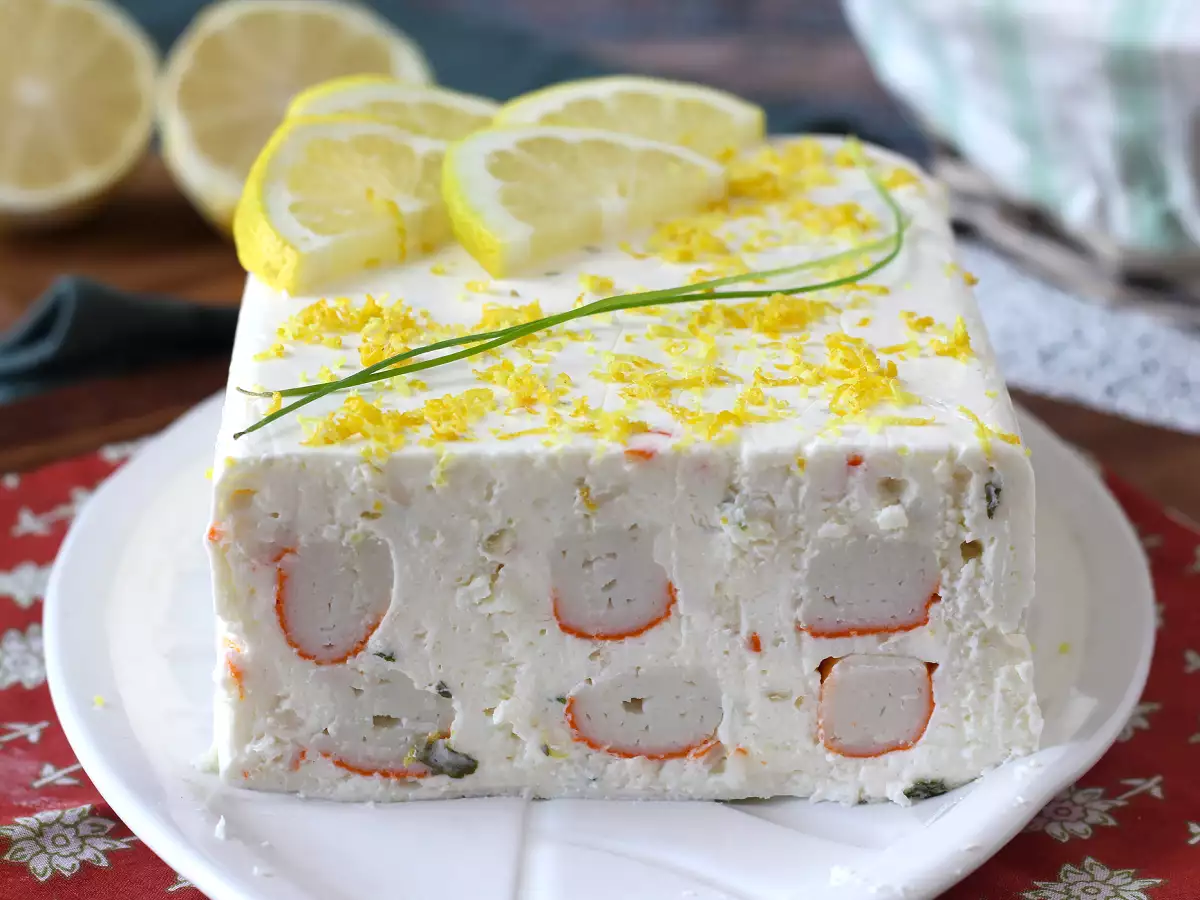 Receta Pastel frío de palitos de cangrejo: un entrante fácil y sin horno para cualquier ocasión