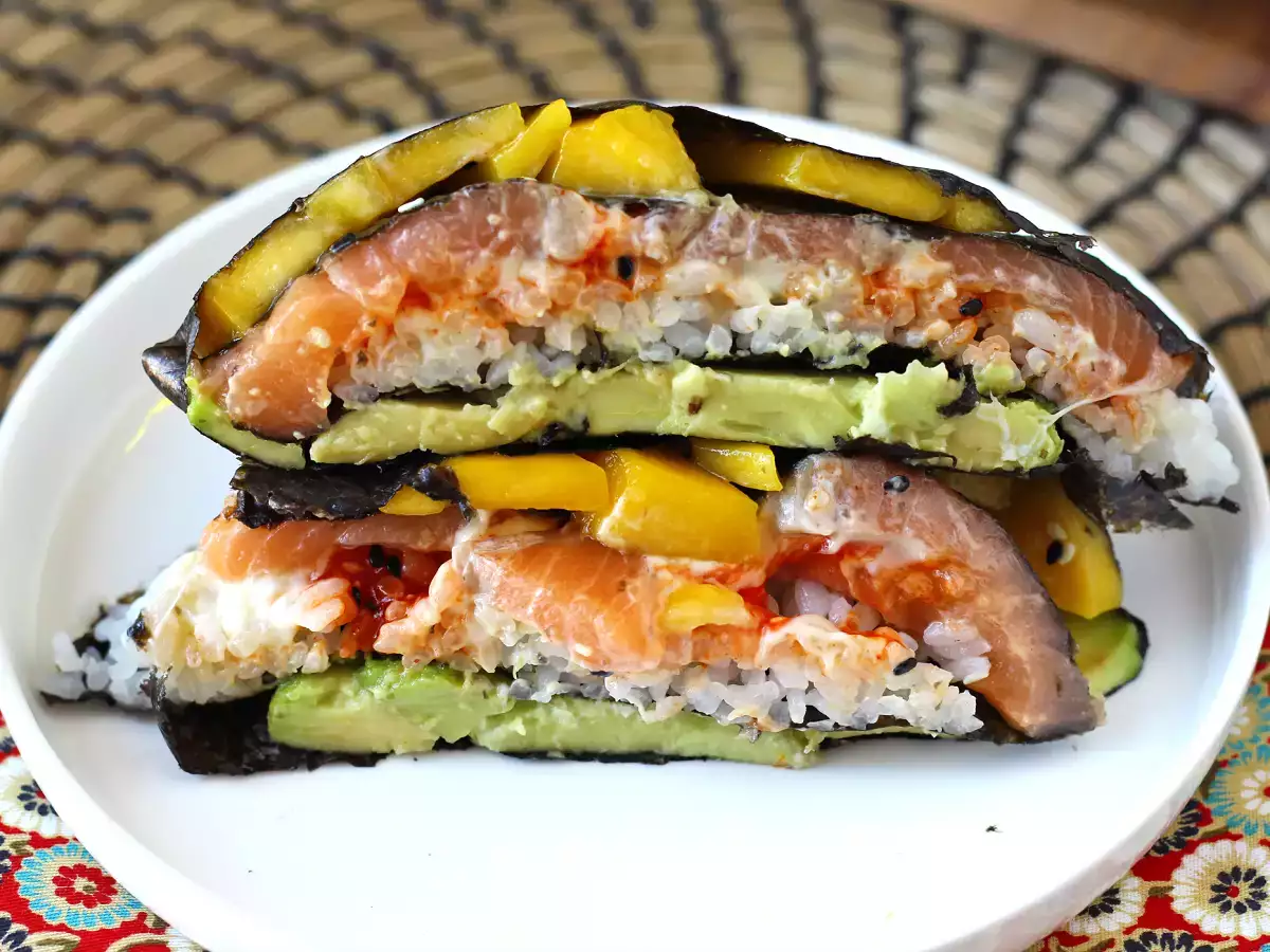 Receta Sándwich de sushi con salmón, aguacate y mango: fresco, original y muy apetecible