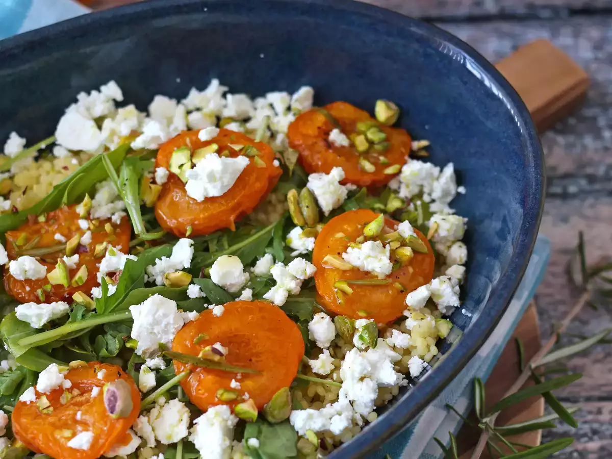 Receta Ensalada de cuscús perlado con albaricoques asados, feta y rúcula