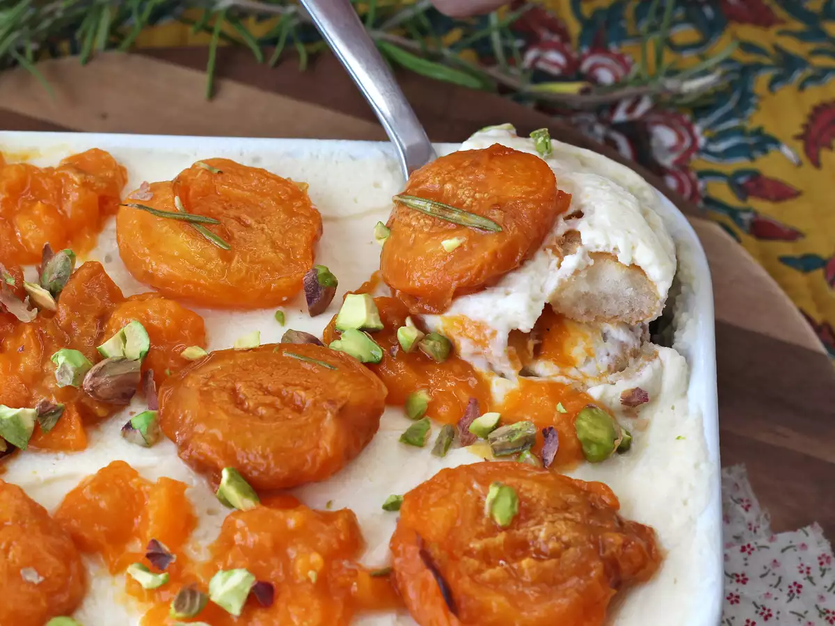 Receta Tiramisú de albaricoques asados: el postre afrutado y cremoso perfecto para el verano