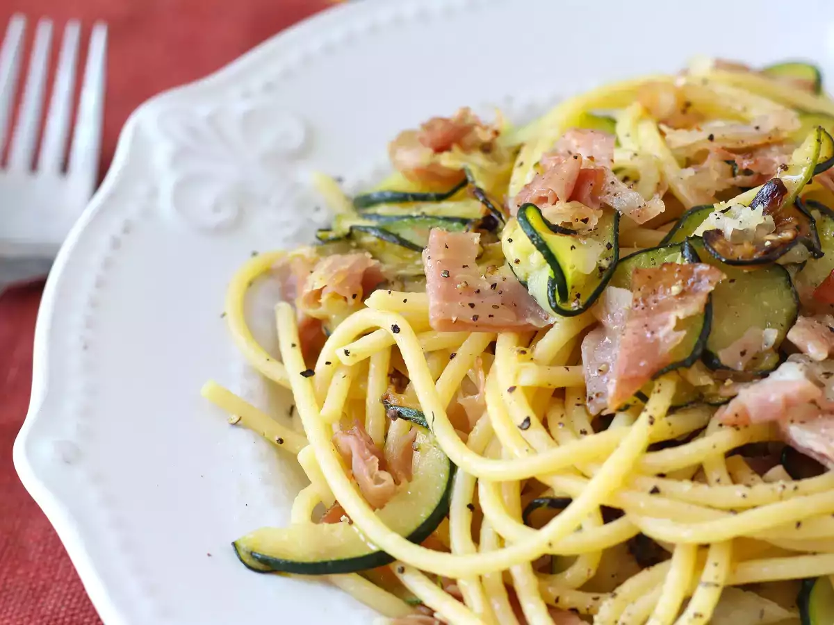 Receta Espaguetis con calabacín y speck crujiente: una receta fácil con mucho sabor
