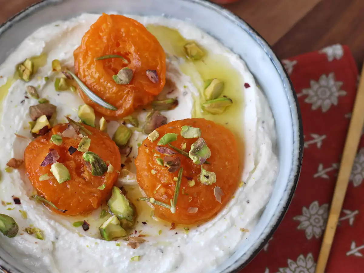 Receta Feta batida con albaricoques asados y pistacho: ¡la crema para untar perfecta para el aperitivo!