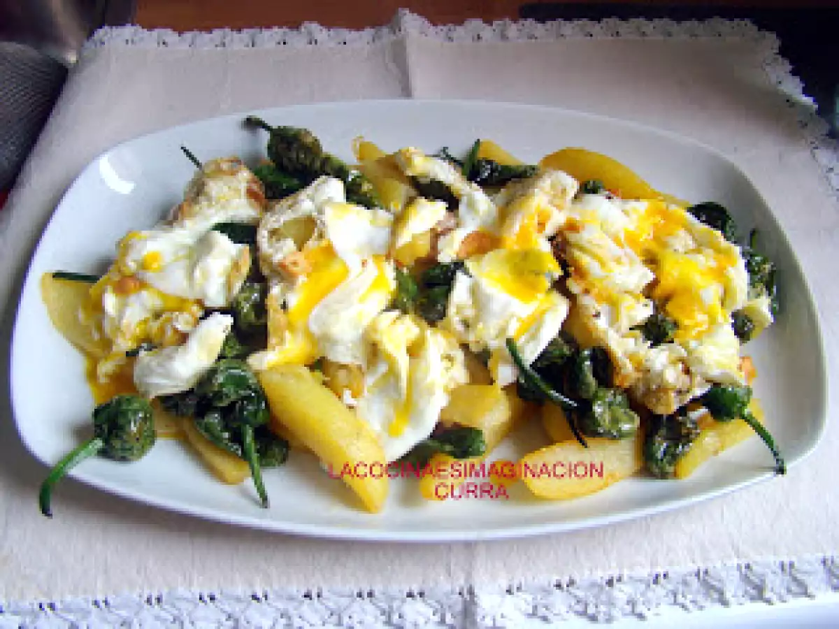 Receta Huevos estrellados con patatas y pimientos