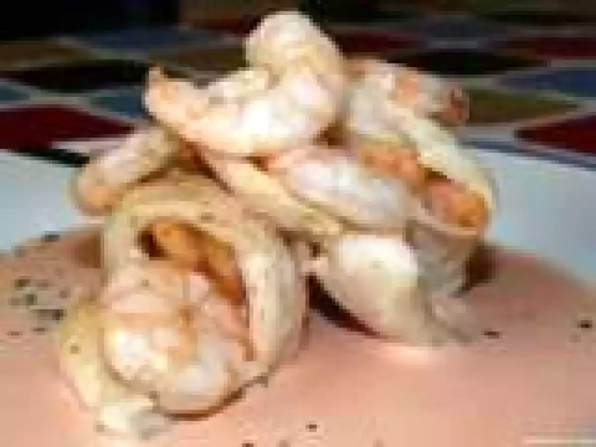 Rollitos de merluza y gambas con salsa de piquillos