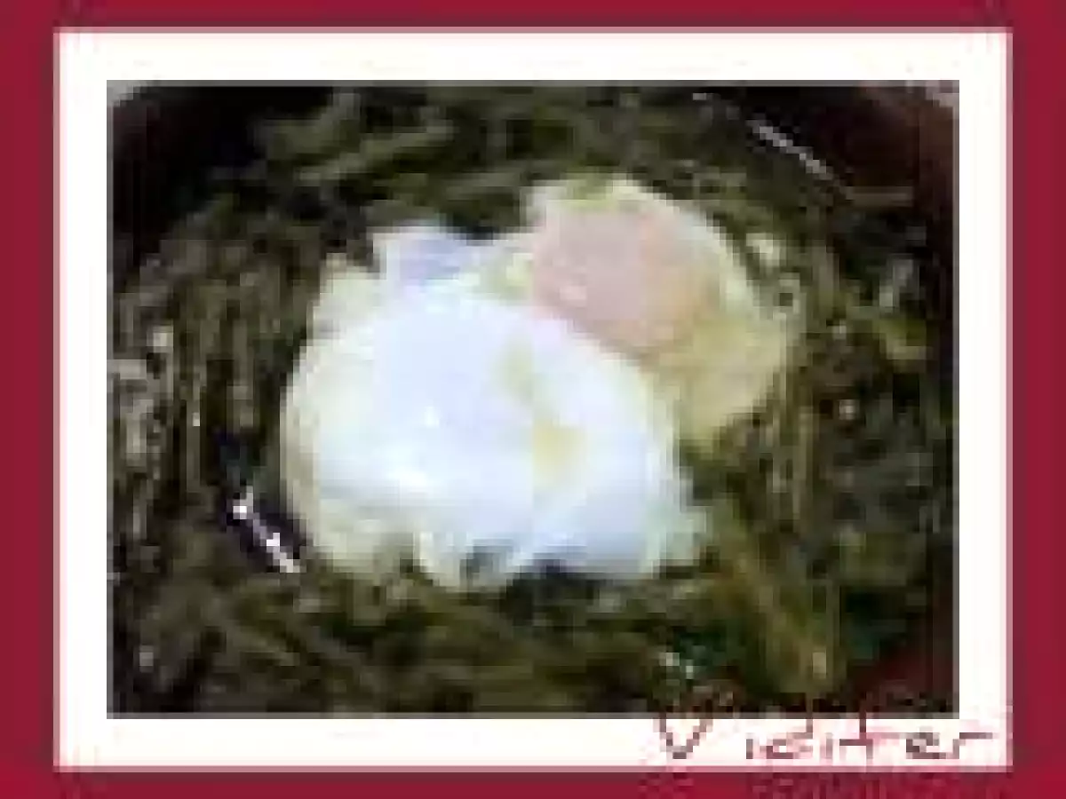 Esparragos guisados con huevo escalfado