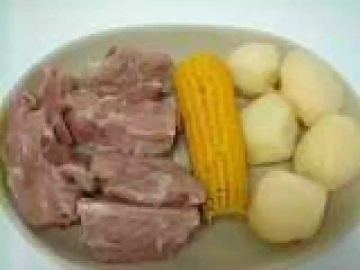 Costillas con papas y piñas