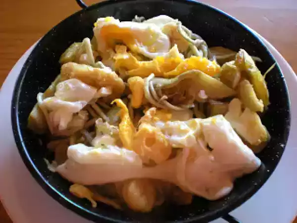 Receta Alcachofas con gulas y huevo roto