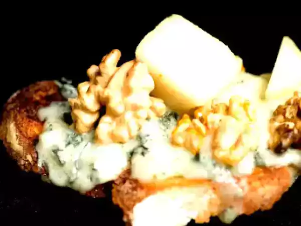 Receta Tostadas con queso gorgonzola, nueces y pera