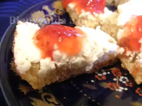 Receta Canapés de queso fresco y mermelada de fresa