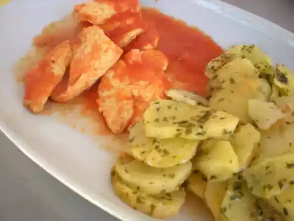 Receta Filetes de pollo en tomate con coliflor o patatas al limón