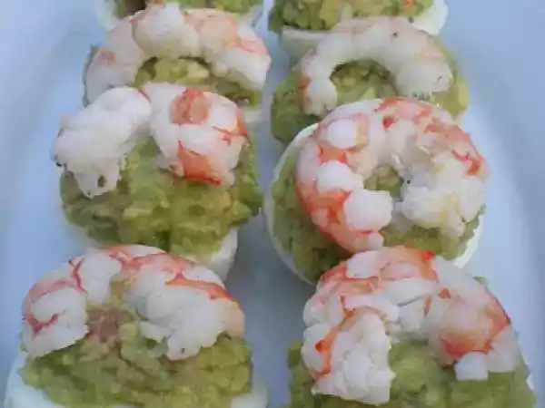 Receta Huevos con guacamole y langostinos