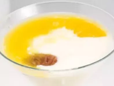 Receta Crema de yogur bañada en zumo de naranja