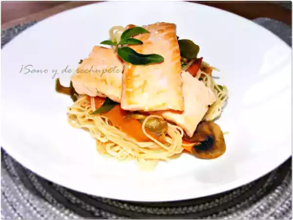 Receta Lomos de salmón fresco sobre cama de fideos de arroz con verduras salteadas