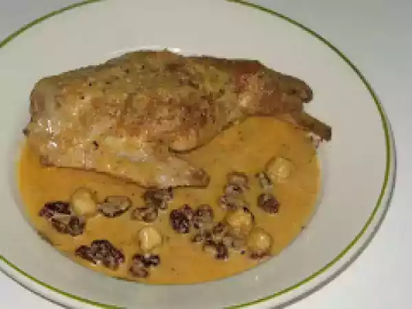 Receta Conejo en salsa de nata, pasas y avellanas