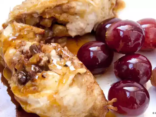 Receta Muslos de pollo rellenos de ciruelas, jamón y uvas
