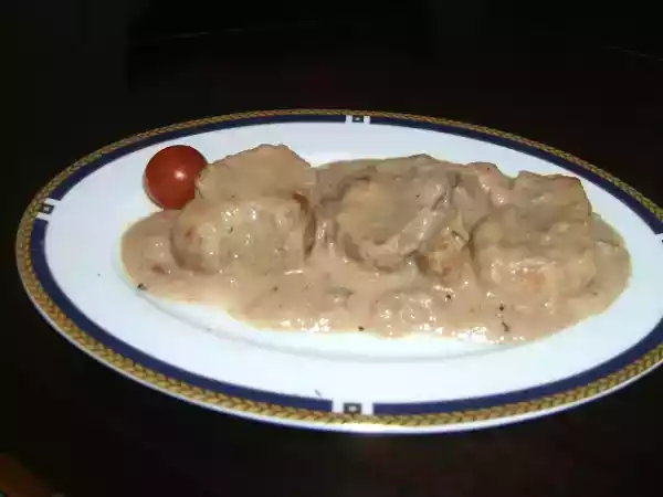 Receta Medallones de solomillo con salsa de cebolla y queso.