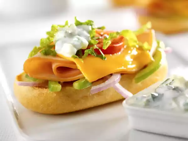 Receta Bocadillo de jamón cocido, queso y vegetales