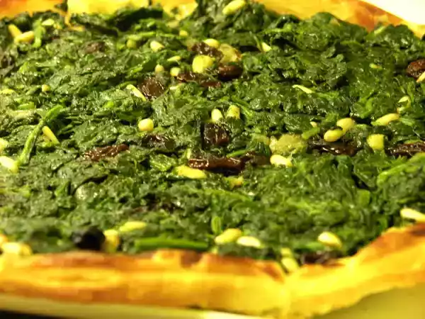 Receta Coca de espinacas con pasas y piñones