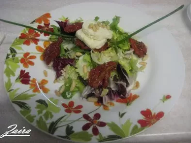 Receta Ensalada de mezclum, queso de cabra, piñones y tomates secos marinados