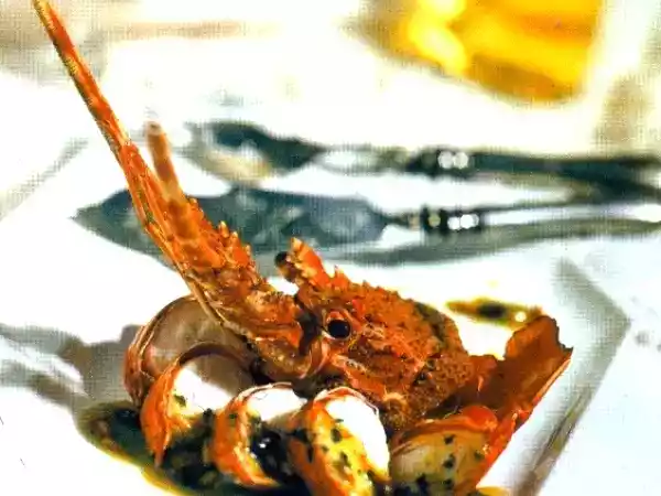 Receta Langosta al azafrán con pasas y piñones