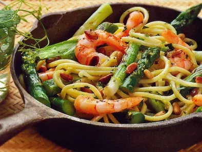 Espaguetis con vegetales y gambas