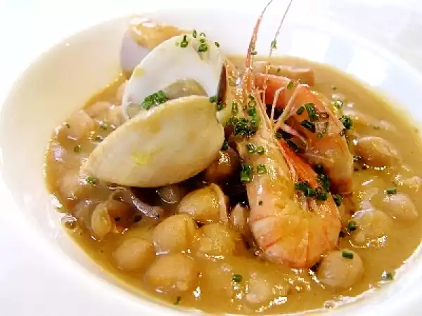 Receta Garbanzos con almejas y langostinos