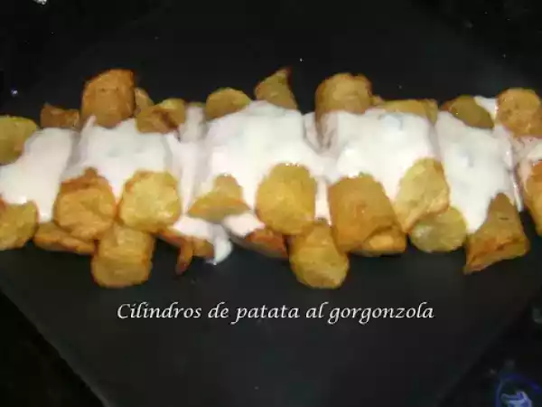 Receta Cilindros de patatas con crema de gorgonzola.