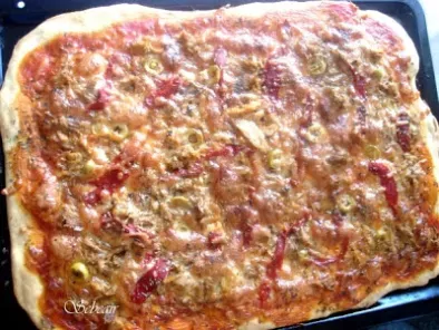 Receta Pizza de atun, aceitunas rellenas de anchoa y pimientos (thermomix)