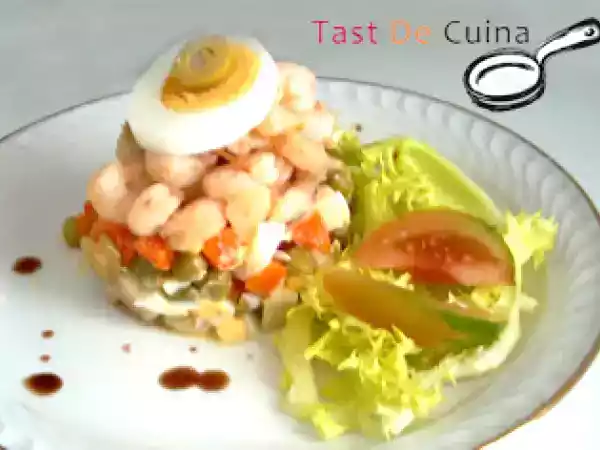 Receta Timbal d'amanida russa i gambes a l'ajillo