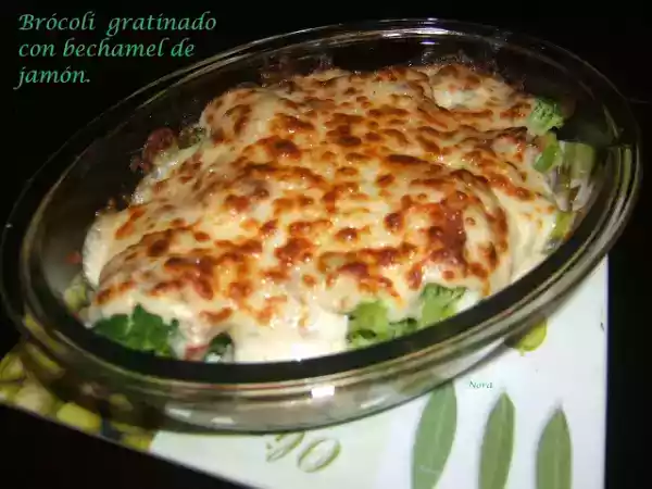 Receta Brócoli gratinado con bechamel de jamón y premio.