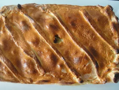 Receta Empanada de bacalao con espinacas y ciruelas (con masa casera)