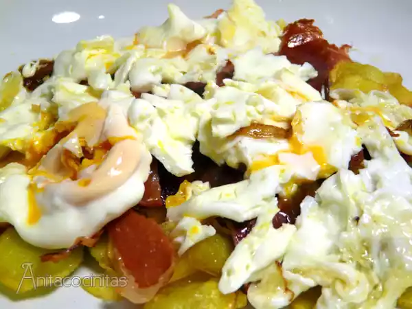 Receta Huevos rotos con jamón y cebolla caramelizada