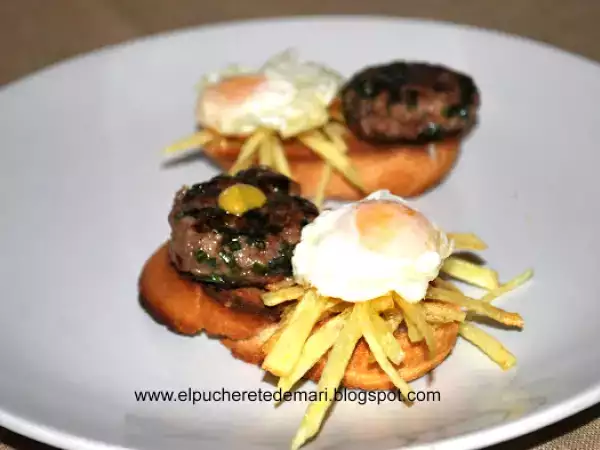 Receta Pintxo de mini hamburguesa al cebollino y huevito de codorniz