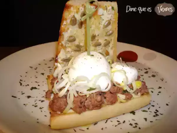 Receta Refugiados en la cueva sándwich de carne picada con huevo duro y queso de cabra