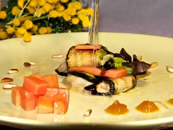 Receta Papaya sobre láminas de calabacín relleno de queso brie y pera.