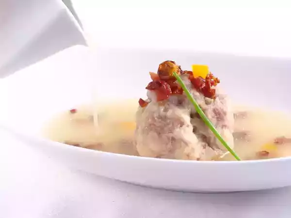 Receta Albóndiga de cocido, rellena de setas, con crujiente de jamón y caldo de tuétano.