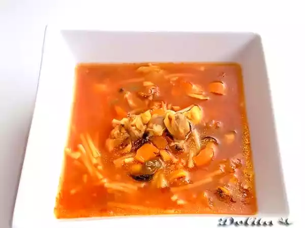 Receta Sopa de tomate con fideos, almejas y mejillones