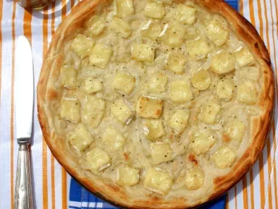 Receta Tarta de cebolleta caramelizada y queso brie con picadillo de anchoas