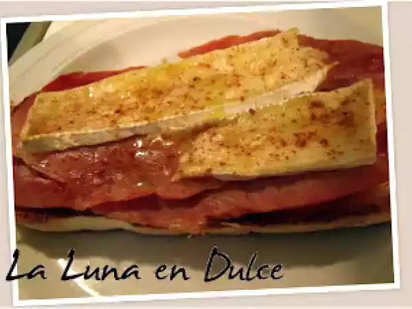 Receta Tostas de lacón o pata asada con brie.