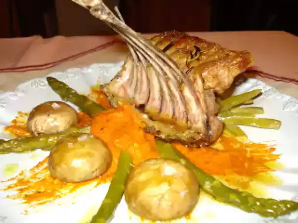 Receta Carré de cordero con papillote de champiñones y salsa romesco