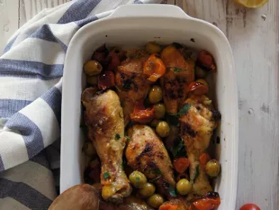 Pollo asado con olivas y tomates
