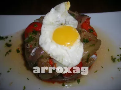 Receta Pimientos asados con berenjena, cebolla y bacalao, premiados con un huevo de codorniz
