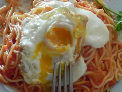 Receta Spaguettis con tomate, mozzarella y huevo frito